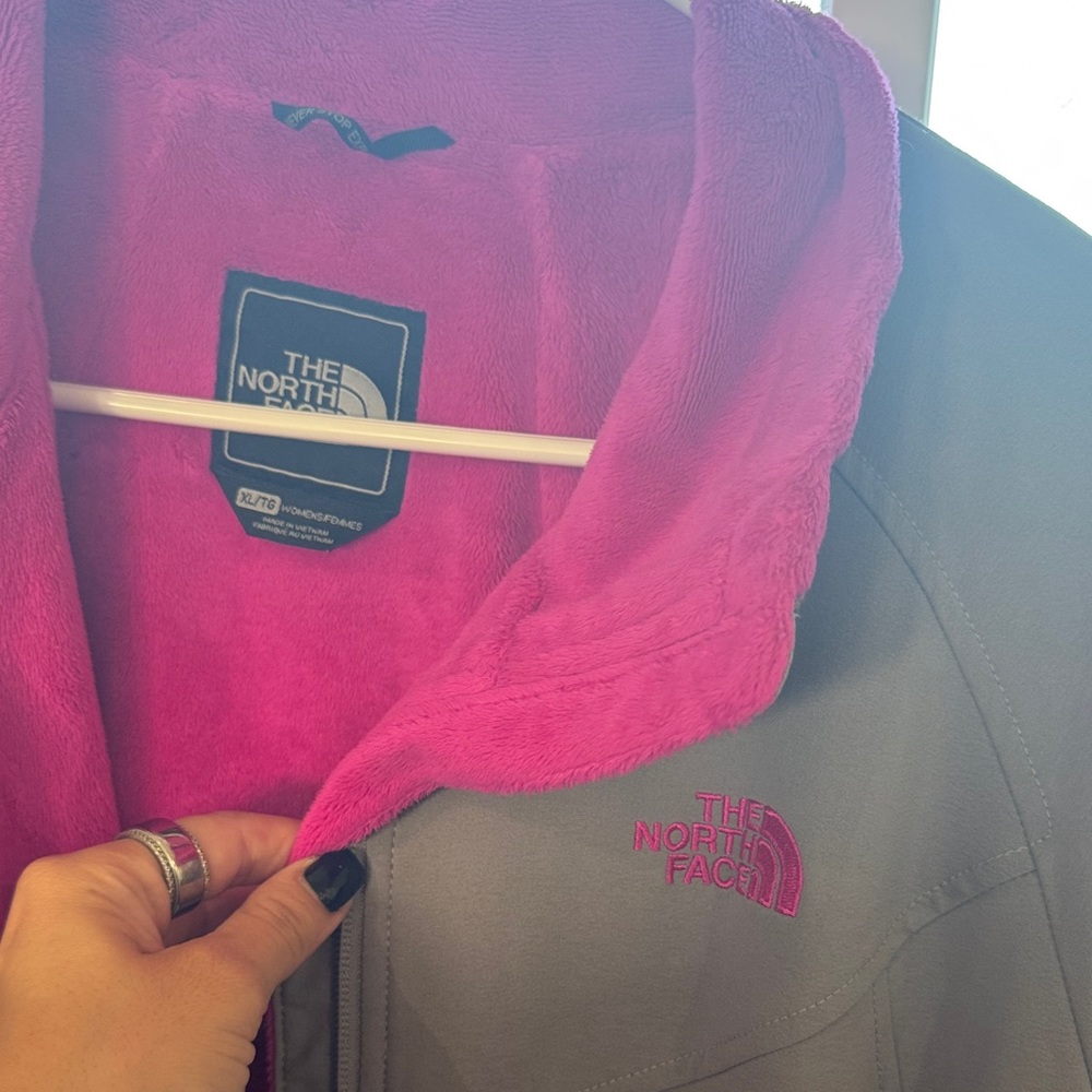 The North Face Windwall Women's Jacket in Gray and Pink